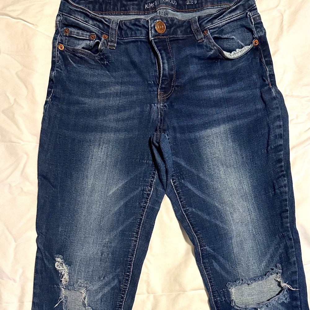 ALMOST FAMOUS JUNIORS DISTRESSED CAPRI SZ 9
